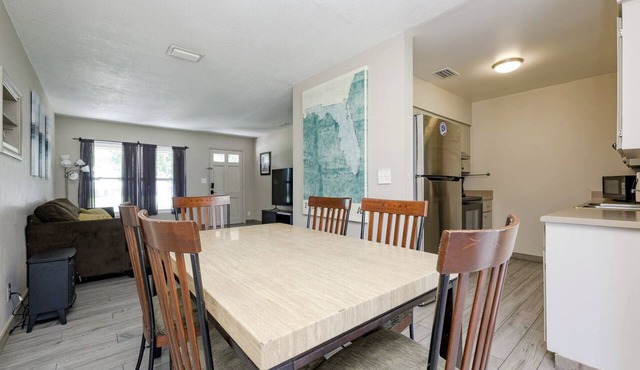 Spacious home with Pool Table 10 minutes from Beaches and Speedway