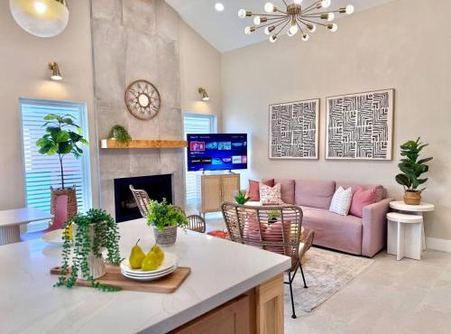 Spacious Katy Home, Firepit Backyard, Sleeps 10 - GN in Katy