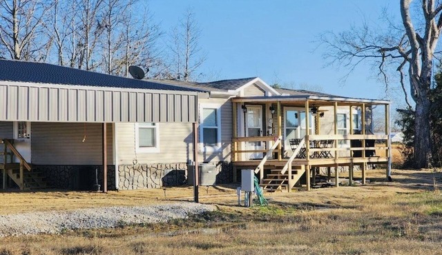 Spacious lake house with 3 bay car port with lights for bass boats! on Lake Fork