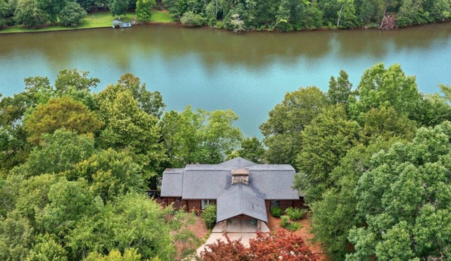 Spacious Lakefront *Gem* Pet & Family Friendly