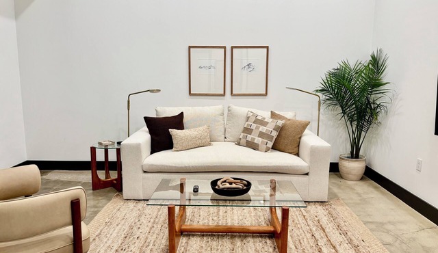 Spacious Loft Apartment w/Gym Access