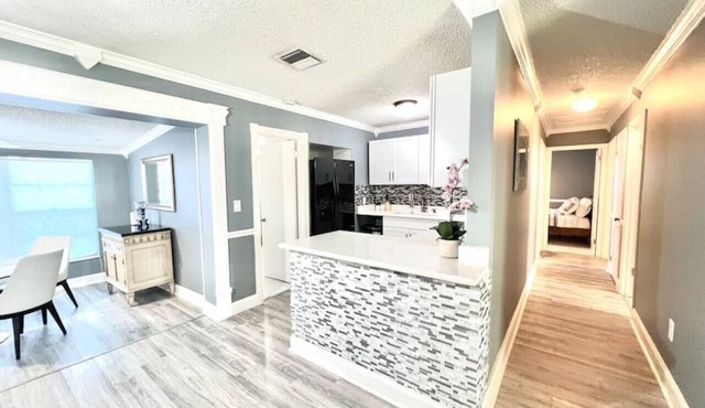 Spacious & Luxurious Villa - Large Fenced Backyard