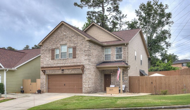 Spacious Masters Retreat w/Huge Private Backyard