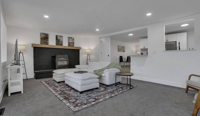Spacious Ranch w/Workspace & Pet-Friendly Yard — Near Columbus/Canal Winchester
