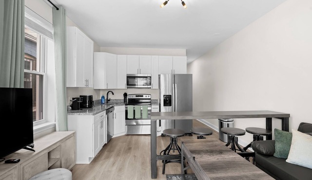 Spacious Renovated 3BR/2BA Sleeps 6 + Parking