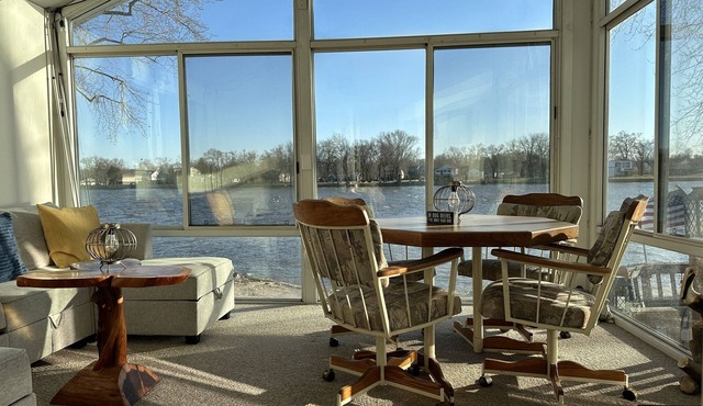 Spacious River Ranch w/Dock!