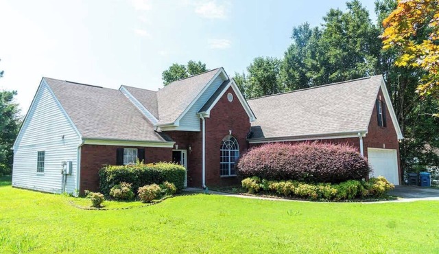 Spacious Vaulted 4BR Family Home Near Mall of GA, Sleeps 12
