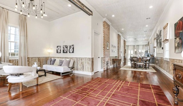 SPACIOUS Victorian One Mile to French Quarter Sleeps 6