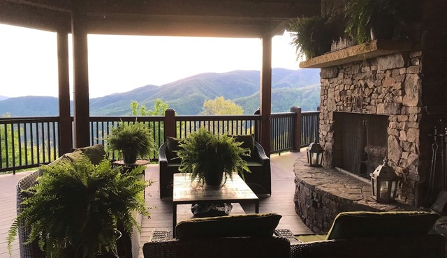 Spectacular mountain view! Minutes to hiking, whitewater, fishing