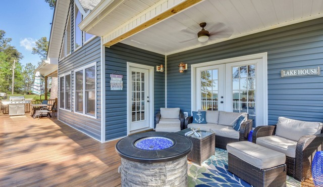 Starr Rental on Lake Hartwell: Deck & Water View!