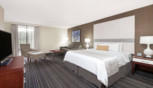 Stay in a Contemporary Pet Friendly Hotel Near Cobb Galleria! Outdoor Pool