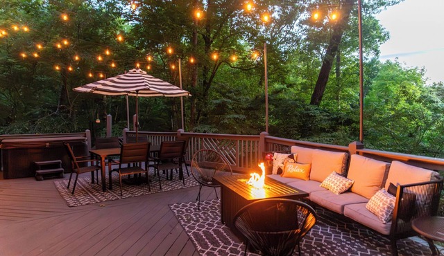 Story Book Cabin| Mnt Views| Close to DT| Hot Tub
