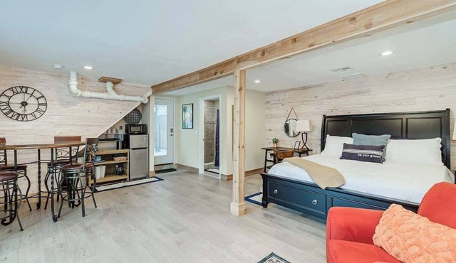 Studio Apartment w/King Bed & Kitchenette