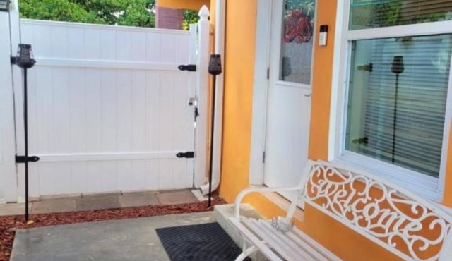 studio cross the street to Freedom Park Miami 3 minutes from Miami Int Airport