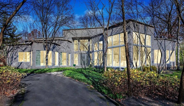 Stunning 4-bedroom house combines comfort, elegance, and is pet-friendly