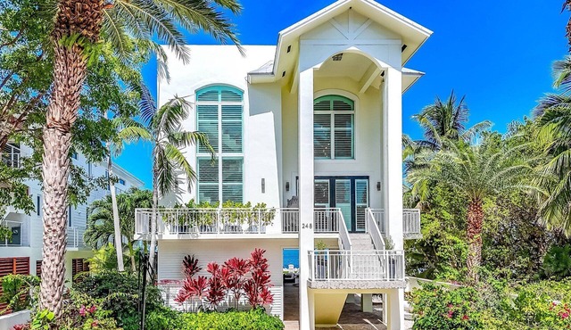Stunning 5-bedroom Ocean's Edge home in Tavernier, perfect for up to 10 guests.