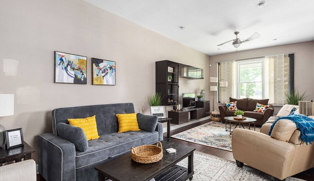 Stunning downtown beauty - minutes from all Indianapolis has to offer!