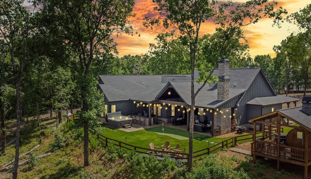 Stunning Mtn Views + Hot Tub + Sauna + Game Room