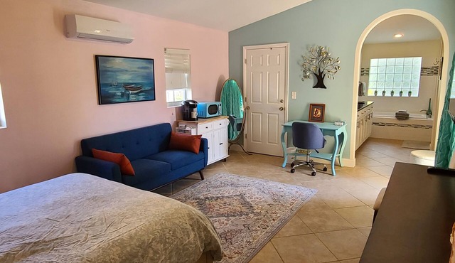 Stylish 1-bedroom studio with its own AC in Juno Beach - 1 block to Next Era