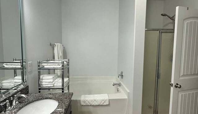 Stylish 3 Bedroom, 2 Bath near USA Campus-Fenced Yard + Garage