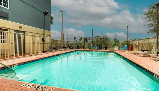 Stylish 4BR Doral Units | Gym, Pool, BBQ, Pet-Friendly, Airport Shuttle