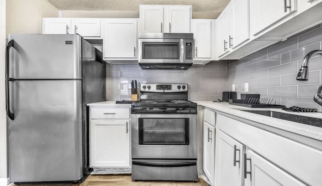 Stylish Condo Near Midtown W/Pool Free Parking & Wheelchair Accessible