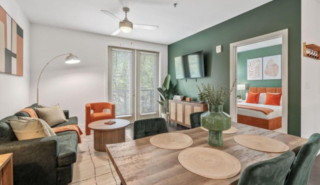 Stylish Modern Queen Suite Parking Pet Friendly