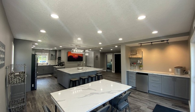 Suites on Cedar - Modern, RiverLakefront Home!