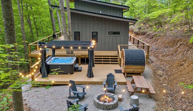 Summer Retreat! w/Hot Tub, Sauna & Firepit near Natural Bridge SP + RRG trails!