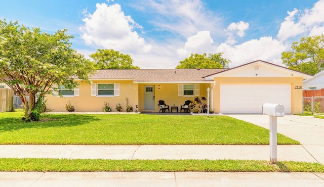 Sunny Getaway in South Daytona- minutes to beaches, speedway and attractions