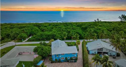 Sunrise Views & Beach Access - BBQ & Free Parking