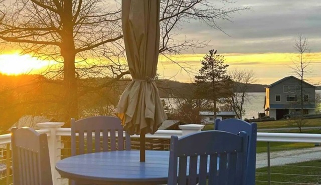 Sunset & Lake View~Kayaks~SUPs~Fire Pit+wood~ Grill+propane~ 2 Bedroom en-suites