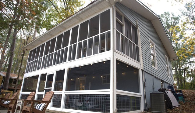 Suntime Cottage - Lake Front House on Smith Lake with Hot Tub & Boat Rental