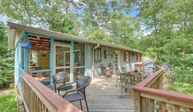 SUPER CUTE On the lake, Deep Water quiet cove; DOG FRIENDLY, easy walk to lake