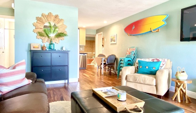 Surf Bungalow- One block from the beach!