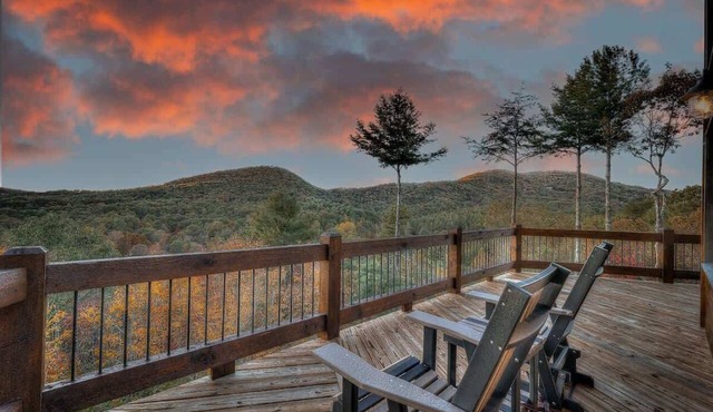 Sweeping Views, 3 King beds, Fiber Internet, and m