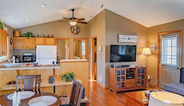 Tall Timbers Retreat. 3 bed 2 bath Cottage & Guest House at Seneca Lake