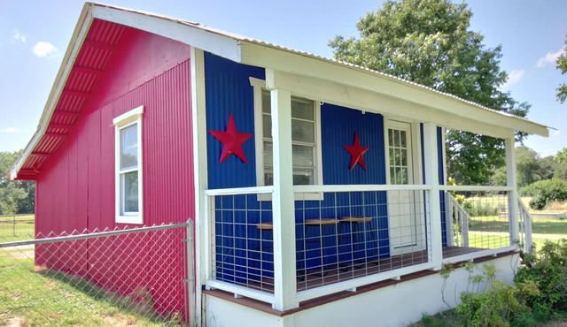 Texas Tin Star Tiny Home-Dusty Feathers Ranch. 9acres. Close to Cedar Creek Lake