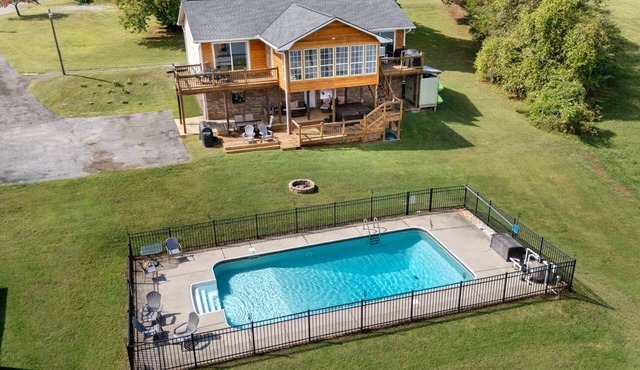 The All Seasons Resort: Pool, Hot Tub, & Private Dock