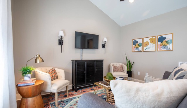 The Bee, Cozy 1BR Studio by Velvet Ditch Villas