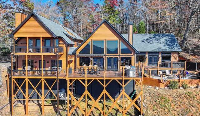 The Big Bear Chalet with amazing mountain views in charming Cleveland