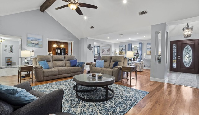 The Blue Heron - close to beach & downtown Ocean Springs! Hot tub, kayaks, dock