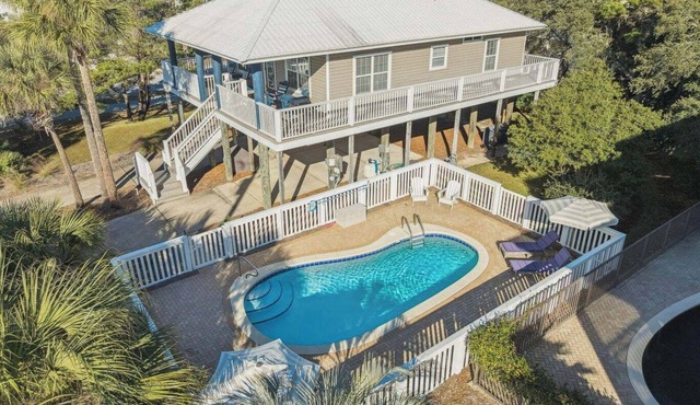 The Blue Parrot Cottage: ONE BLOCK TO BEACH ACCESS, PRIVATE POOL, SLEEPS 6!