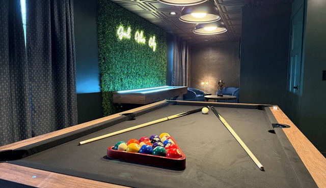 The Cellar! Luxury Speakeasy! Hot Tub! Game Room! River! Fire-Pit!