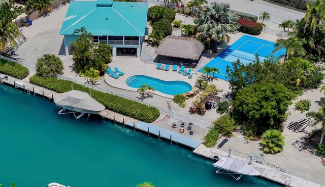 *THE COMMODORE’S REFUGE @ SUGARLOAF KEY* Pool & Pickleball + LAST KEY SERVICES