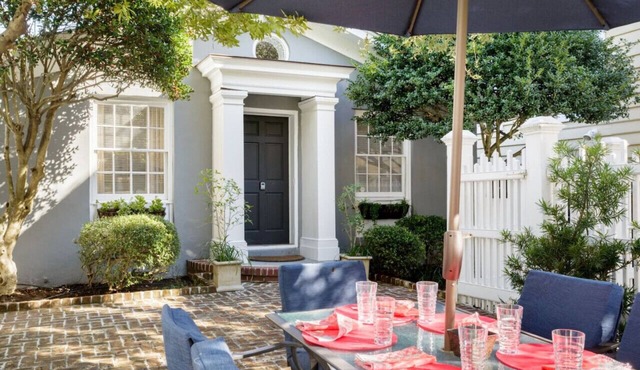 The Cottage at Saint Philip Square, One Block to King, Charming Private Hideaway