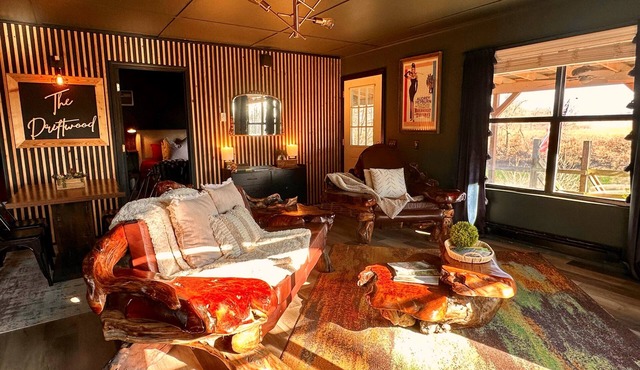 The Driftwood - Hot-Tub + Secluded + Riverfront