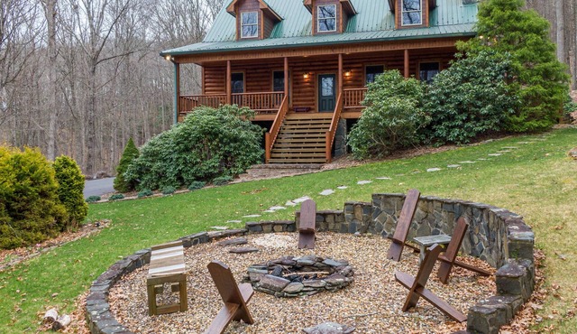 The Forge: Dog Friendly Cabin | Firepit | Gated community 15min to West Jefferson!