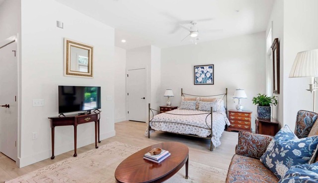 The Jardin Myrtle Suite | Near Downtown