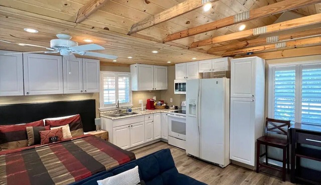 The Lake Alfred Citrus Wood Guest Cabin